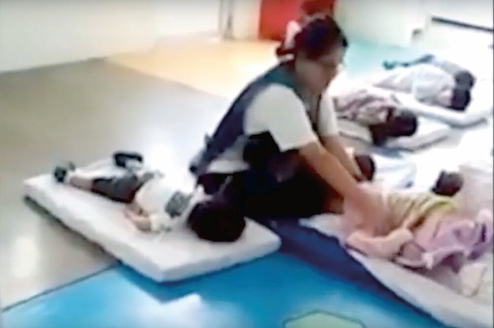 Luego de la difusión de un video en redes sociales y la investigación del caso, la fiscalía del estado giró orden de aprehensión a las maestras involucradas (IMAGEN TOMADA DE YOUTUBE)