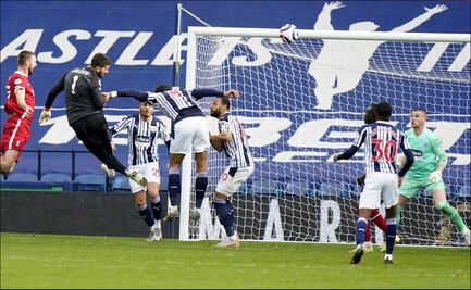 El portero Alisson Becker anotó de último minuto el gol del triunfo para el Liverpool