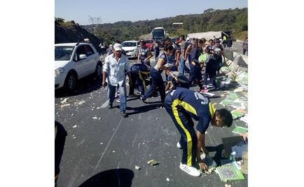 Vuelca tráiler con libros de texto en Veracruz y no hay rapiña