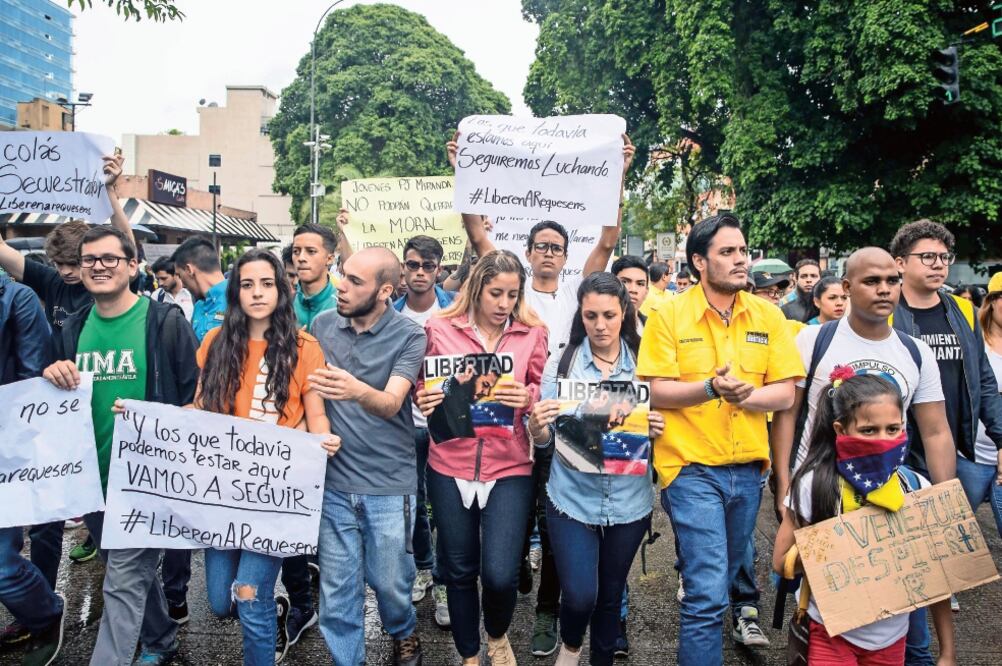 Integrantes del Movimiento Estudiantil, políticos y civiles participaron ayer en una marcha en apoyo al diputado detenido Juan Requesens, en Caracas. Foto: MIGUEL GUTIÉRREZ. EFE