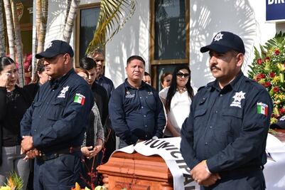 Rinden homenaje póstumo a jefe de policía y armero en Sinaloa