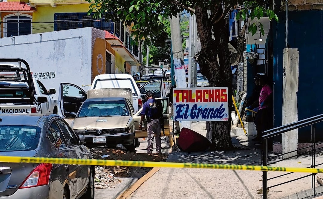 En un vehículo abandonado sobre la carretera federal Acapulco-México fueron encontrados tres cuerpos sin vida. Foto: Especial