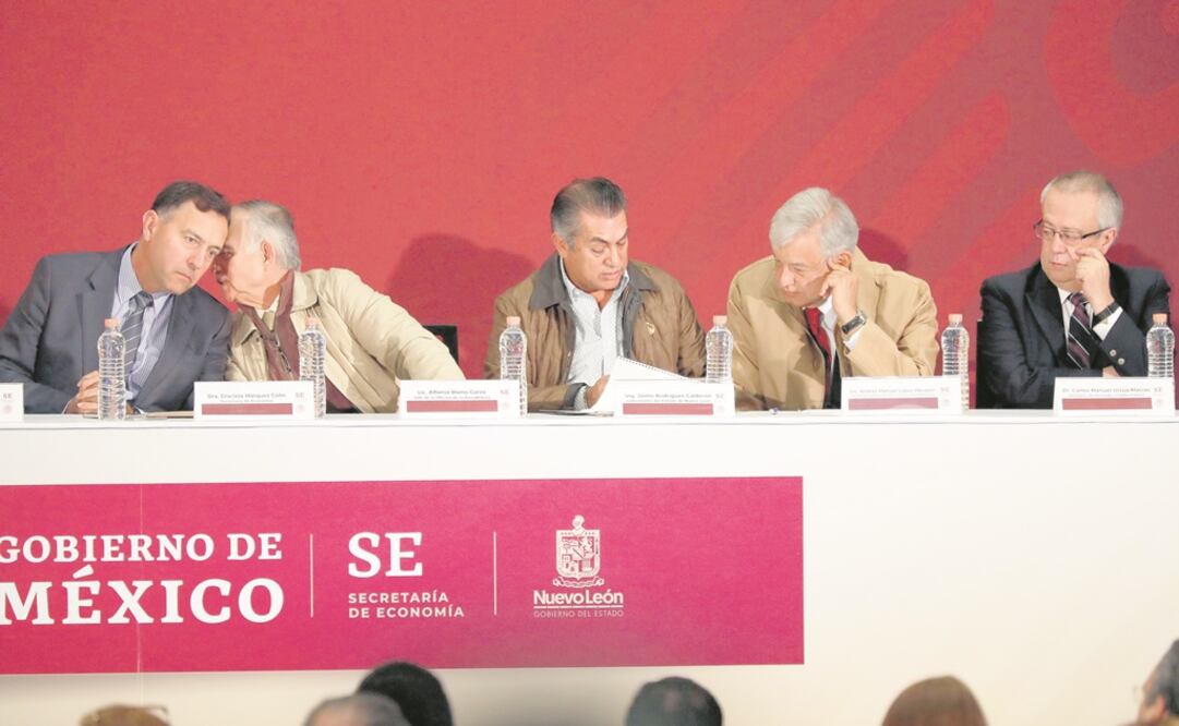 Andrés Manuel López Obrador estuvo acompañado por el gobernador de NL, Jaime Rodríguez Calderón El Bronco (segundo de der. a izq.), entre otros, en la firma del Decreto de Estímulos Fiscales para la Región de la Frontera Norte. Foto: YADÍN XOLALPA.