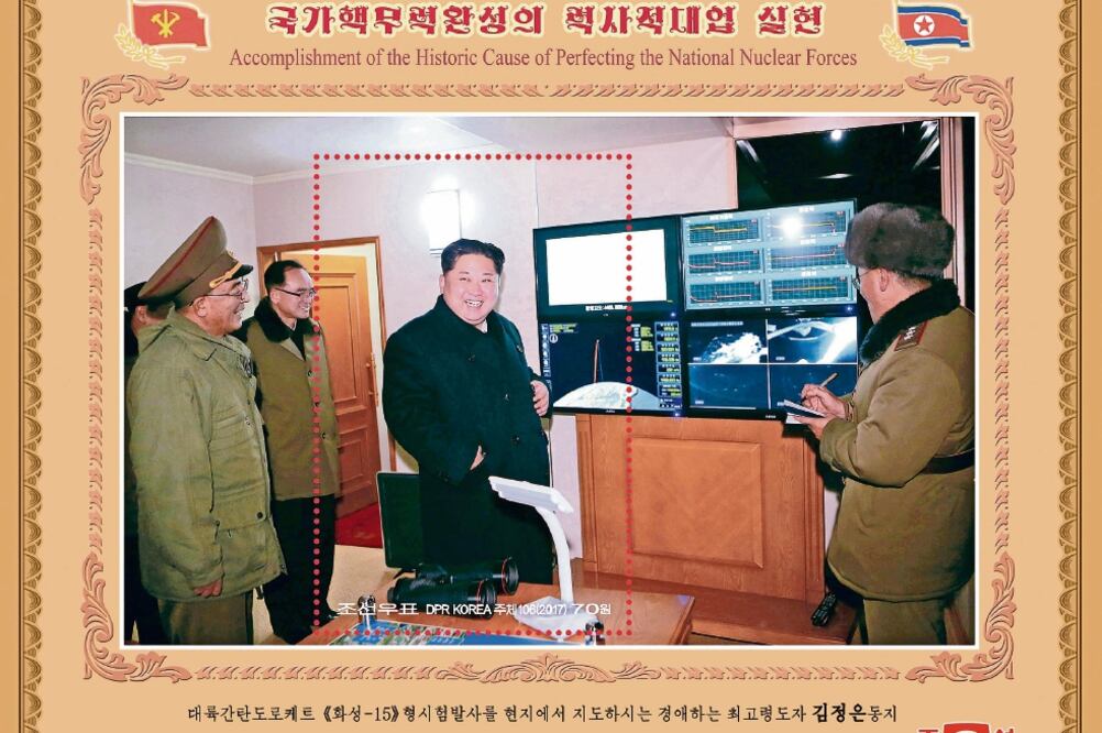 Orgullosos. Para conmemorar el lanzamiento de un nuevo tipo de misil balístico intercontinental, se emitió en Norcorea esta estampilla. (REUTERS)