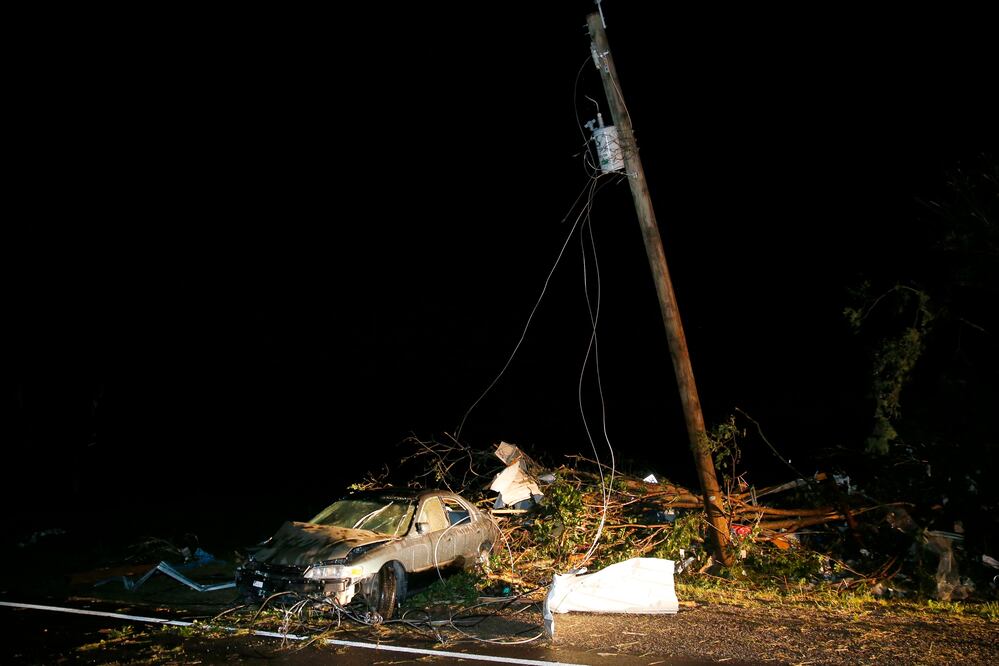 Un automóvil e sparte de los escombros que dejó el tornado cerca de la autopista 80 en Fruitvale, Texas. FOTO: AP