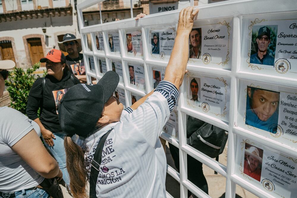 En el marco de la Jornada Nacional de Búsqueda, Colectivos Unidos de Personas Desaparecidas en Zacatecas instalaron el Memorial “No llorare tu asusencia, porque busco tu presencia”, instalado en la explana del Congreso del Estado. FOTO: DIANA VALDEZ