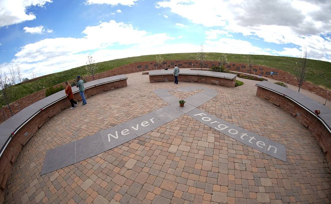 Gente visita el Columbine Memorial, el miércoles 17 de abril de 2024, en Littleton, Colorado. El trauma aún ensombrece a los sobrevivientes del horrible tiroteo en la escuela secundaria Columbine a medida que se acerca el 25 aniversario del ataque. Foto:AP