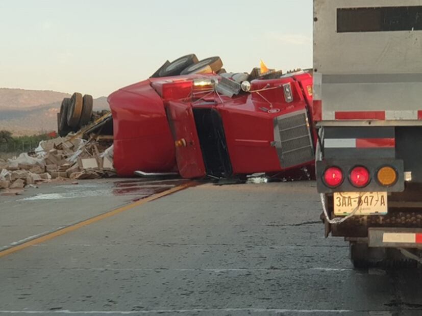 Vuelca tráiler en Zacatecas; denuncian rapiña de policías municipales