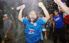 Aficionados del Cruz Azul festejan campeonato en el Ángel de la Independencia; policía de la CDMX implementa operativo
