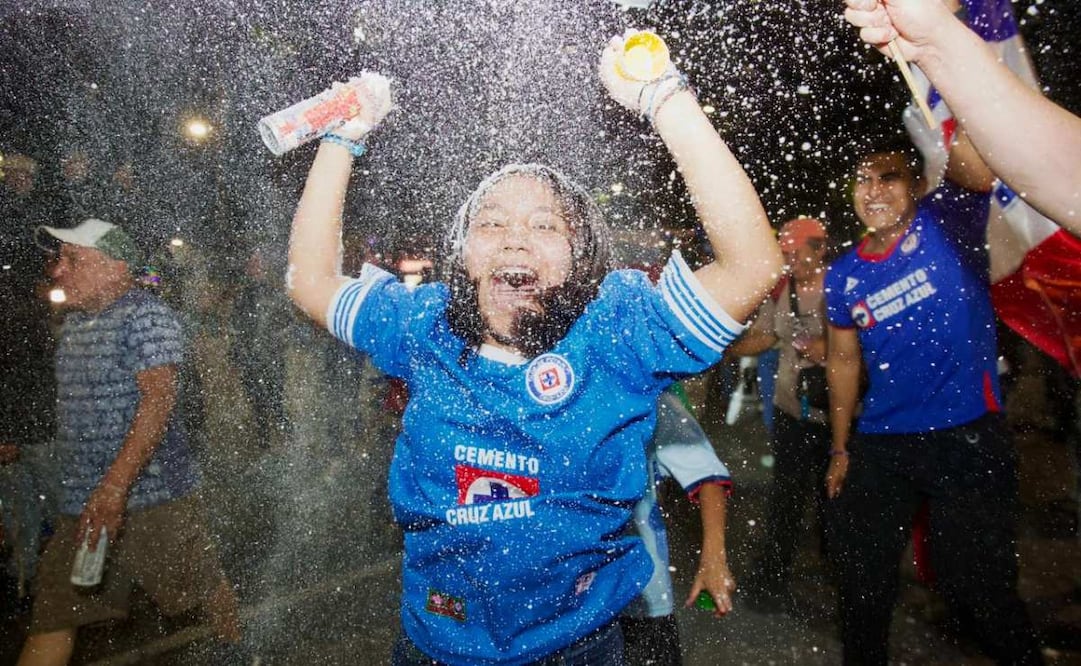 Aficionados del Cruz Azul llegaron al Ángel de la independencia a celebrar el campeonato de la máquina. Foto: Osmar Alvarado/EL UNIVERSAL