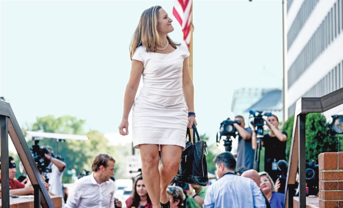 La canciller canadiense Chrystia Freeland a su llegada a la oficina de la Representación Comercial de Estados Unidos en Washington. (ANDREW HARNIK. AP)