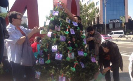 Colocan Árbol de Navidad en memoria de los 43 normalistas