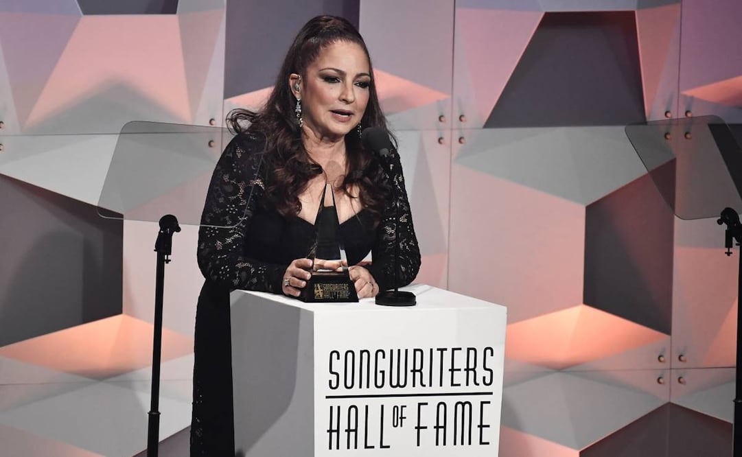Gloria Estefan subió al escenario mientras se escuchaba la música de Conga, un éxito del grupo Miami Sound Machine con el que se dio a conocer. Foto: AP.
