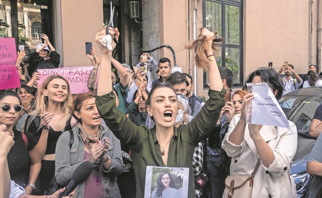 Una mujer iraní, tras cortarse el cabello durante una protesta frente al consulado de Irán en Estambul, Turquía, tras la muerte de Mahsa Amini.