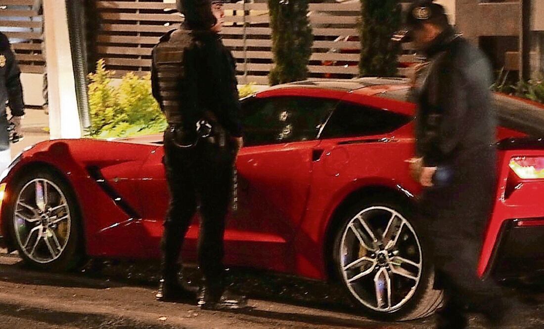 Las primeras versiones policiacas detallan que el auto, con placas de circulación PYZ-1324, del estado de Morelos, está a nombre de Mario Navarro. (ESPECIALES)