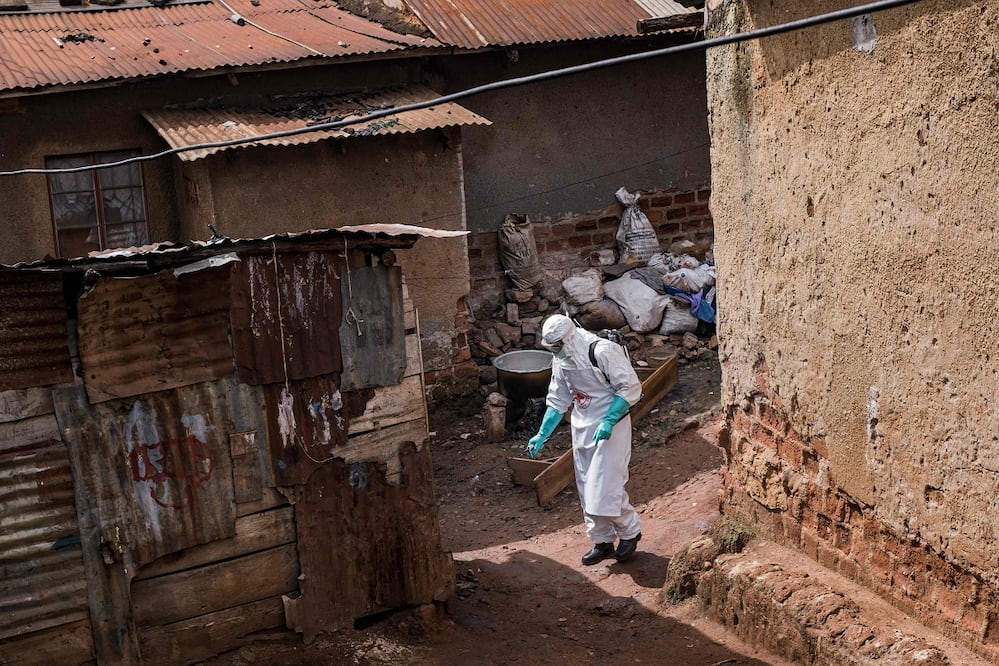 Un trabajador de la Sociedad de la Cruz Roja en Uganda rocía desinfectante en la vivienda de una persona sospechosa de contraer ébola, en Kampala. FOTO:  BADRU KATUMBA. AFP
