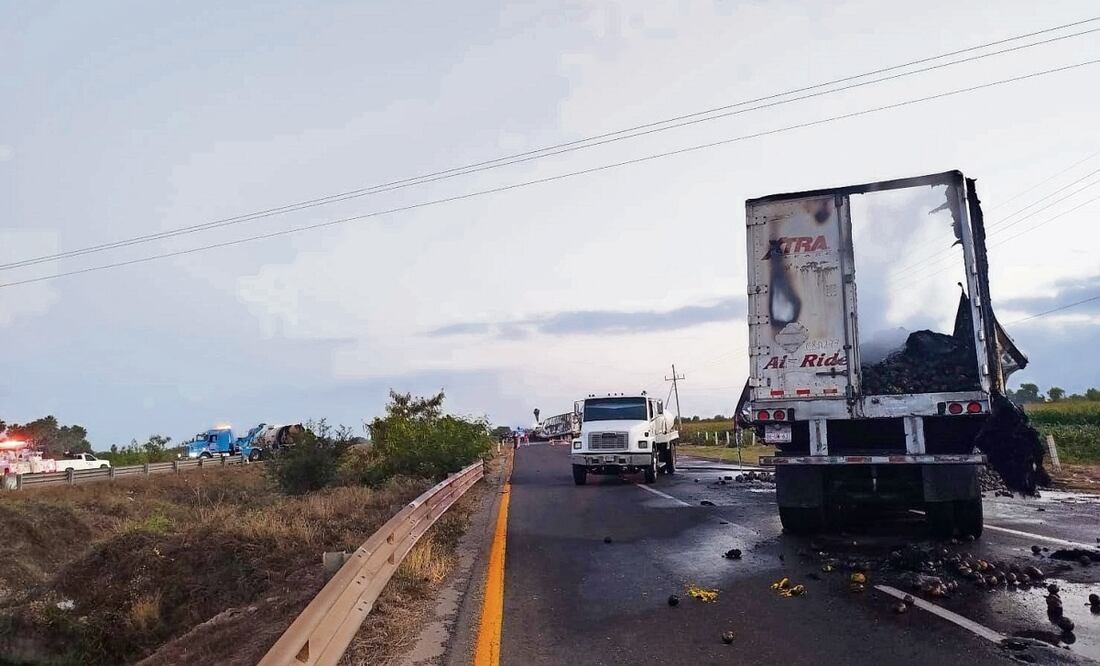La Maxipista Mazatlán-Culiacán fue bloqueada con tráileres incendiados a la altura del municipio de Elota, donde se registraron enfrentamientos. Foto: Especial