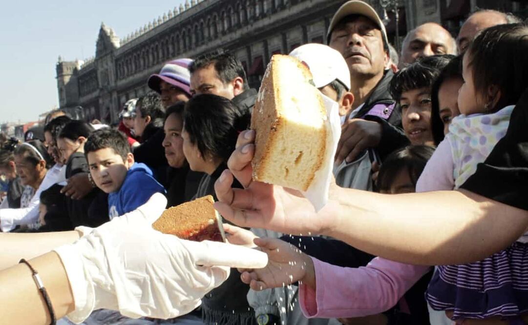 A partir de las 14:00 de la tarde, se entregarán más de 15 mil rebanadas de rosca de reyes y cuadritos de leche. Foto: Reuters