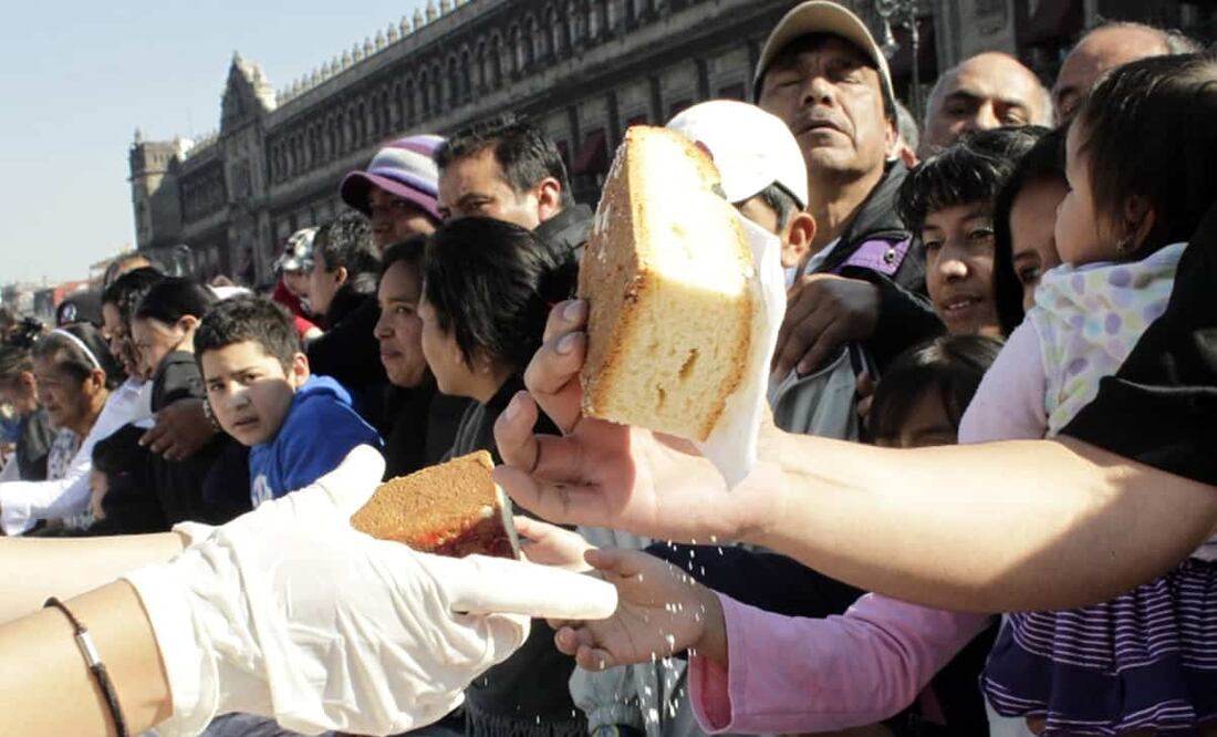 A partir de las 14:00 de la tarde, se entregarán más de 15 mil rebanadas de rosca de reyes y cuadritos de leche. Foto: Reuters