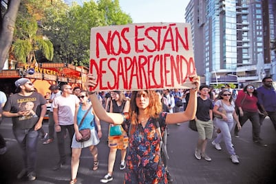 Expresan indignación con cruces y placas