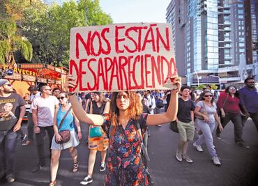 Expresan indignación con cruces y placas