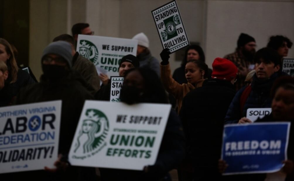 Trabajadores de Starbucks inician huelga en EU