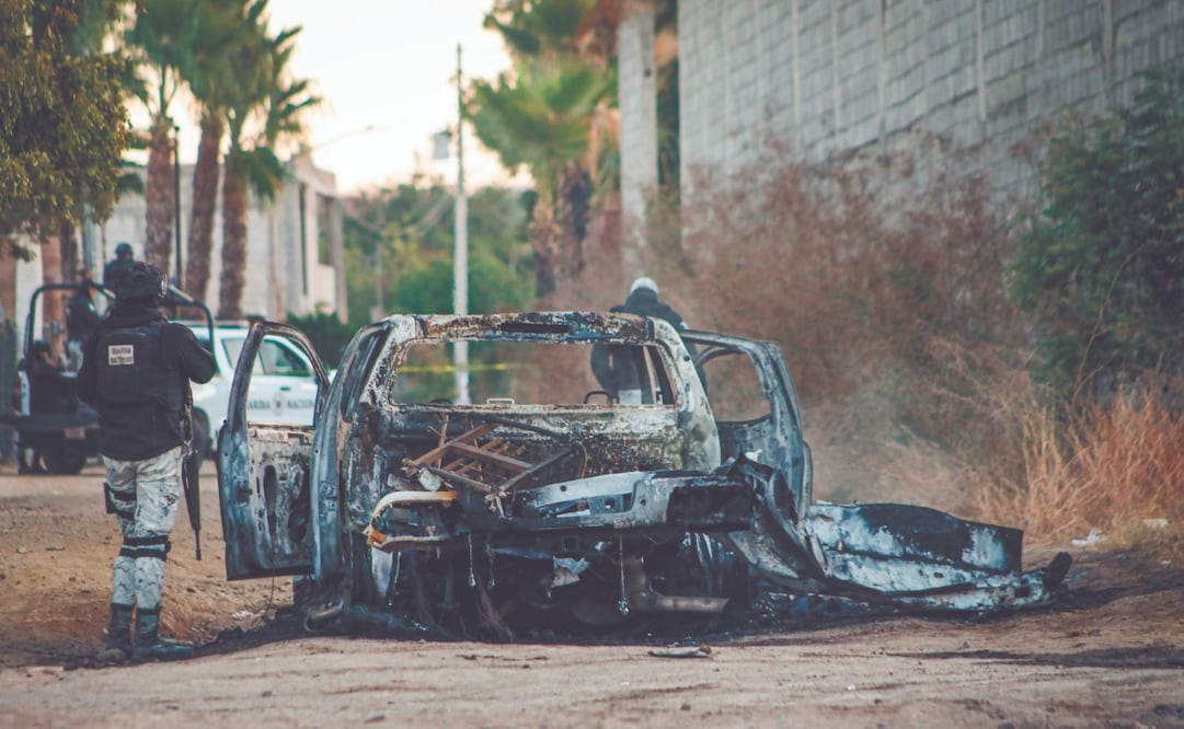 La camioneta quedó calcinada y en su interior se encontró un fusil Barrett y ponchallantas. La explosión ocurrió en el sector de La Limita de Itaje en Culiacán, durante la madrugada del martes. Foto: de JOSÉ BETANZOS ZÁRATE. CUARTOSCURO