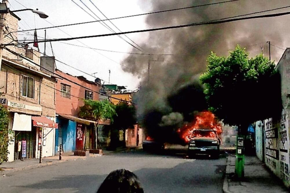El enfrentamiento ocurrió el pasado jueves y dejó al menos una decena de personas heridas y dos vehículos incendiados (ARCHIVO CUARTOSCURO)
