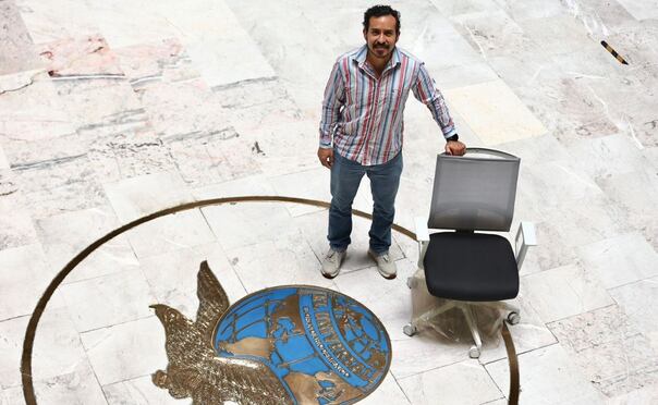 Los suscriptores de EL UNIVERSAL, Francisco Oseguera y Tzam Zuñiga, recibieron una silla marca Reqüiez. | Foto: Berenice Fregoso.