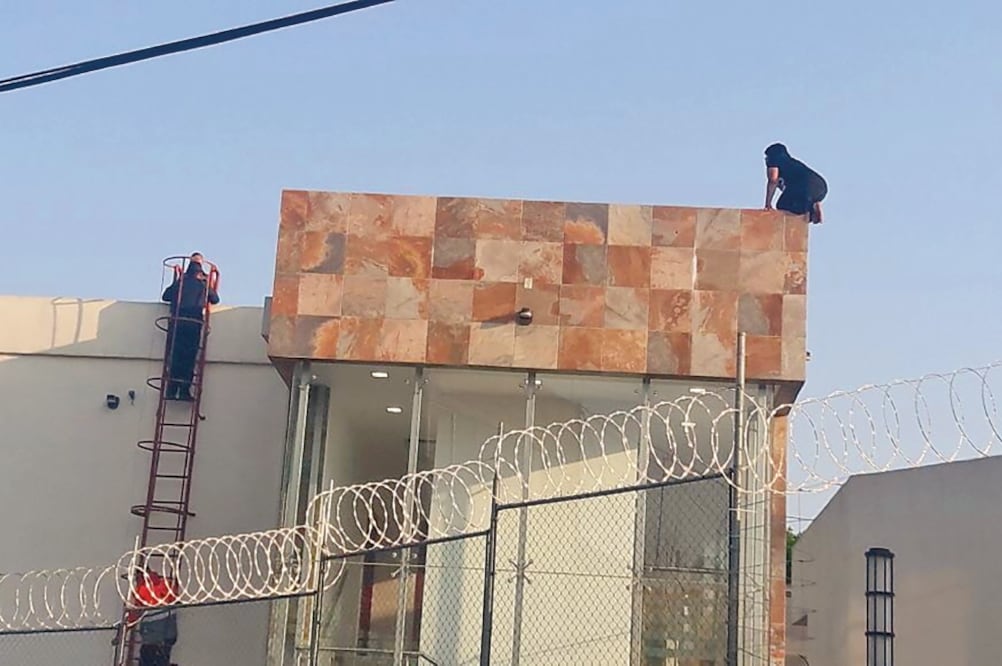 Un vecino hizo una llamada a emergencias para reportar que una mujer vestida de negro estaba sentada sobre la barda de una clínica en el segundo piso (ESPECIAL)