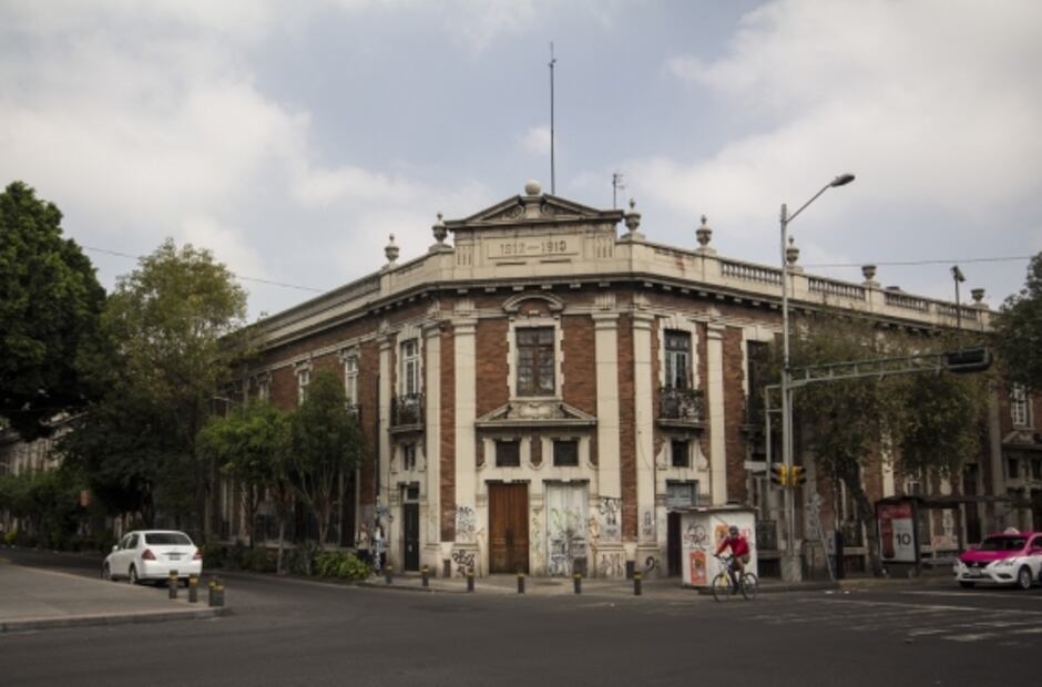 La avenida Bucareli y su transitar del glamour a las marchas