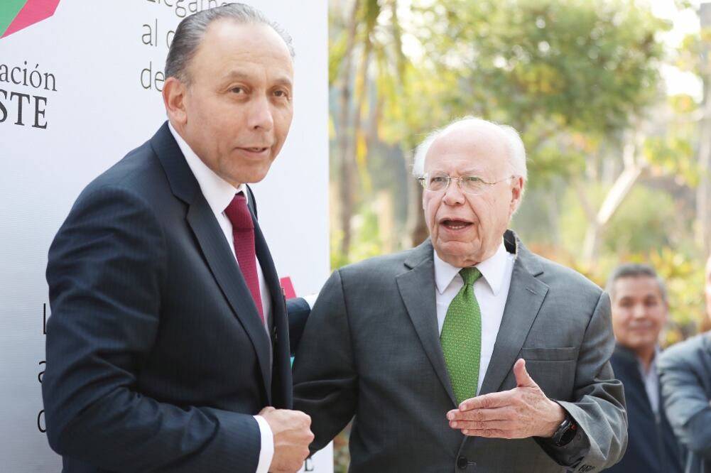 José Narro Robles, secretario de Salud (der.), y José Reyes Baeza, director general del ISSSTE, presentaron la Fundación ISSSTE para impulsar investigación médica y científica en beneficio de 13 millones de derechohabientes. (ARIEL OJEDA. EL UNIVERSAL)