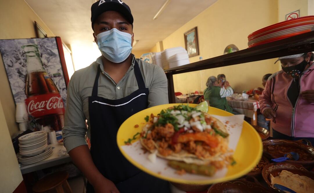 Kevin Huerta Salas heredó el negocio de tacos de guisado en el negocio de Doña Olí, de los más conocidos en la capital del Estado de México. Foto: Jorge Alvarado / Jorge Alvarado
