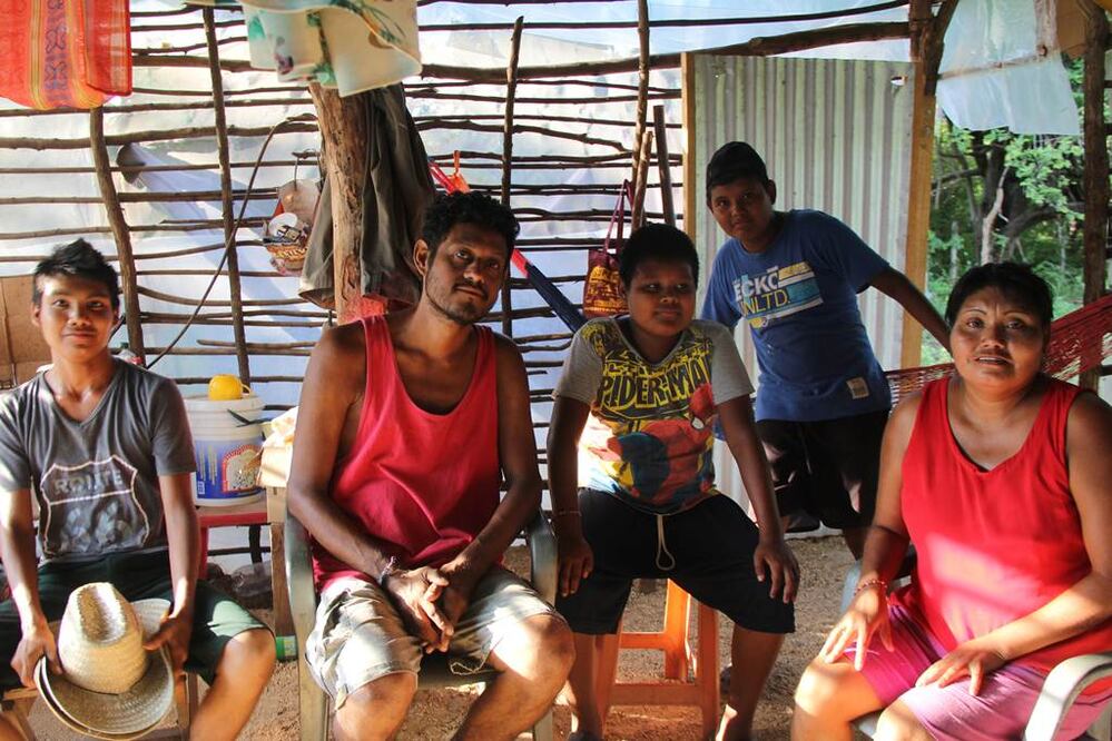 El matrimonio Orozco Limón y sus tres hijos, estudiantes de primaria y secundaria, sobreviven con 100 pesos al día. 