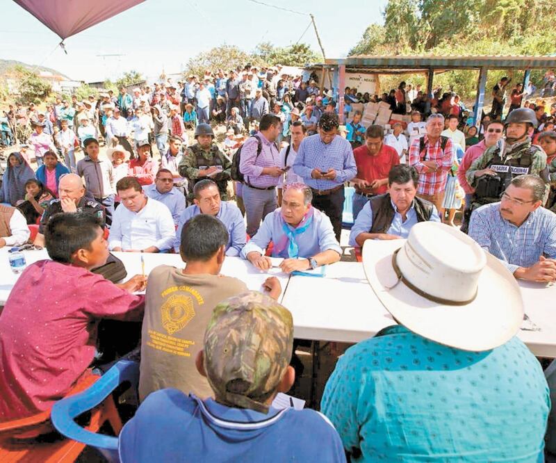 Durante el diálogo con pobladores, el gobernador Héctor Astudillo destacó que los niños y jóvenes deben regresar a las aulas. Foto: ESPECIAL