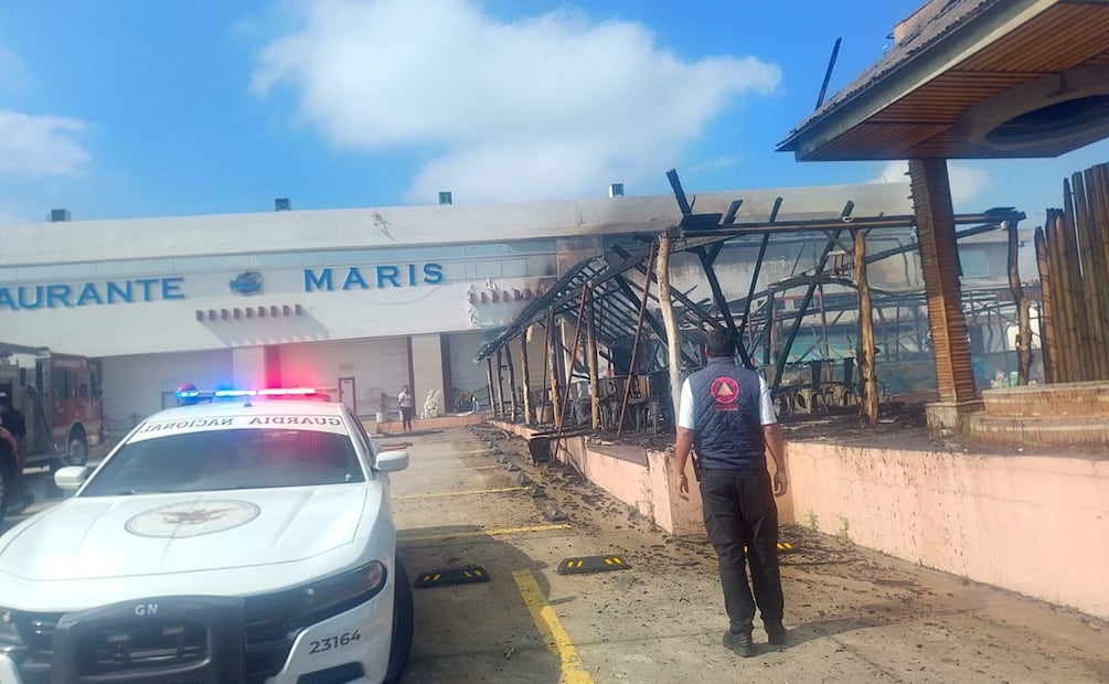 La onda expansiva alcanzó a dañar la fachada de un restaurante. Foto: Especial