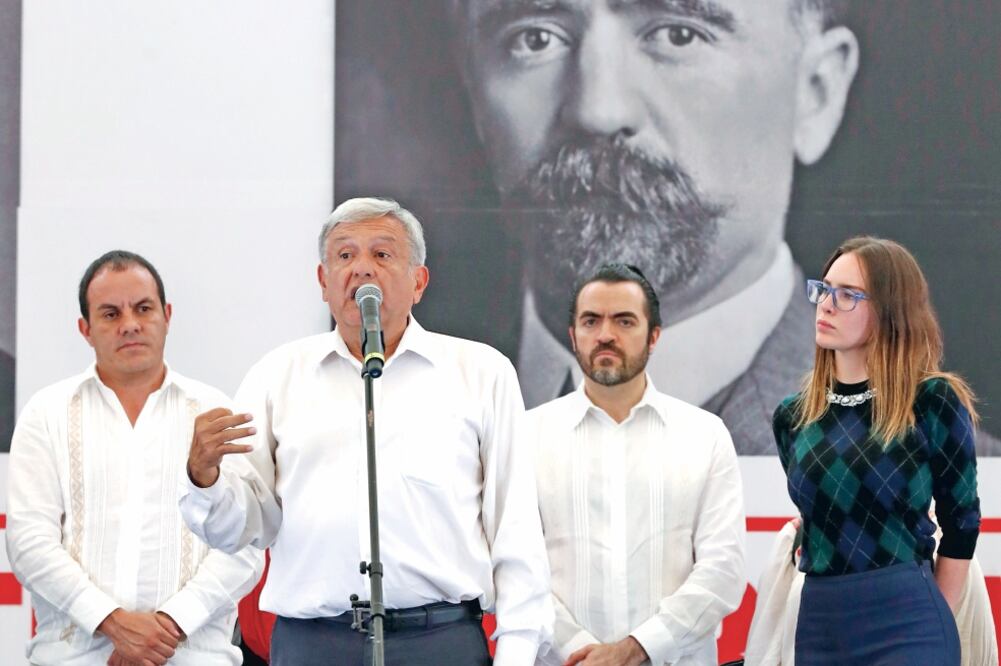 En su gira por Morelos, Andrés Manuel López Obrador encabezó un mitin en el centro de Cuernavaca, acompañado del gobernador Cuauhtémoc Blanco (izq.) y la cantante Belinda (der.) , a quien hizo un reconocimiento (YADÍN XOLALPA. EL UNIVERSAL)