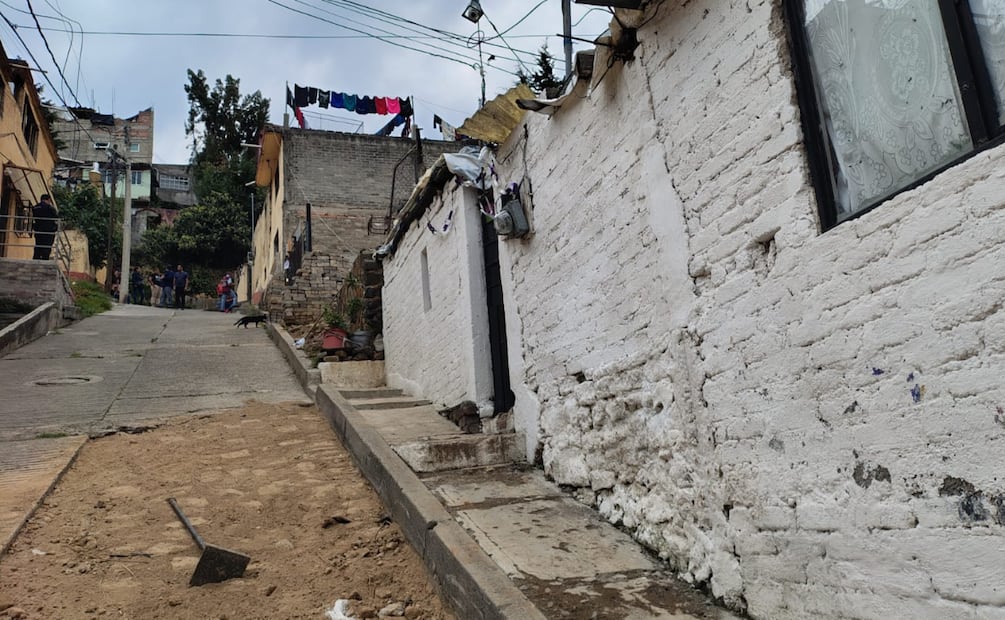 En la calle Prolongación de Mercadela, en la alcaldía Álvaro Obregón, frente a la casa blanca, se generó un socavón. | Foto: Arantxa Meave
