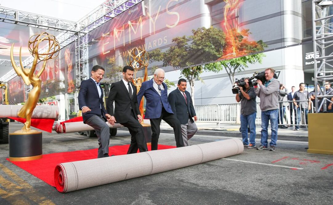 El presidente y director ejecutivo de la Academia de la Televisión, Bruce Rosenblum, el anfitrión Jimmy Kimmel, el productor Don Mischer y Guillermo Rodríguez desenrollan la alfombra roja para los Premios Emmy. FOTO: AP