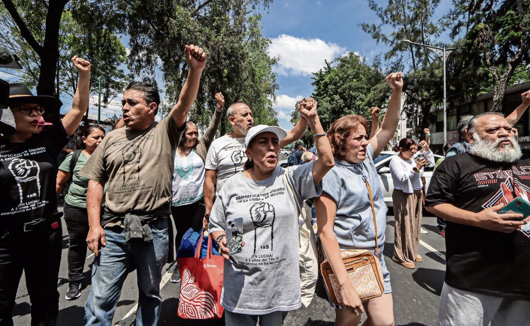 Vecinos se reunieron sobre Tlalpan portando camisetas blancas con un puño cerrado. Foto: Gabriel Pano / EL UNIVERSAL