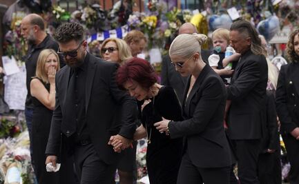 Despiden a Ozzy Osbourne con emotivo cortejo fúnebre encabezado por su viuda Sharon
