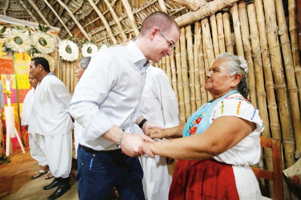 En la tierra de los voladores de Papantla, el precandidato Ricardo Anaya dijo que es necesario mandar a volar al PRI (CORTESÍA)
