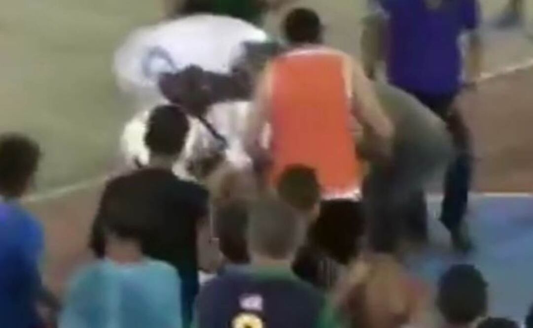 Cayó al suelo con el micrófono en mano Foto:Especial