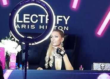 Paris Hilton parte a EU por funeral de su abuelo tras consentir a México