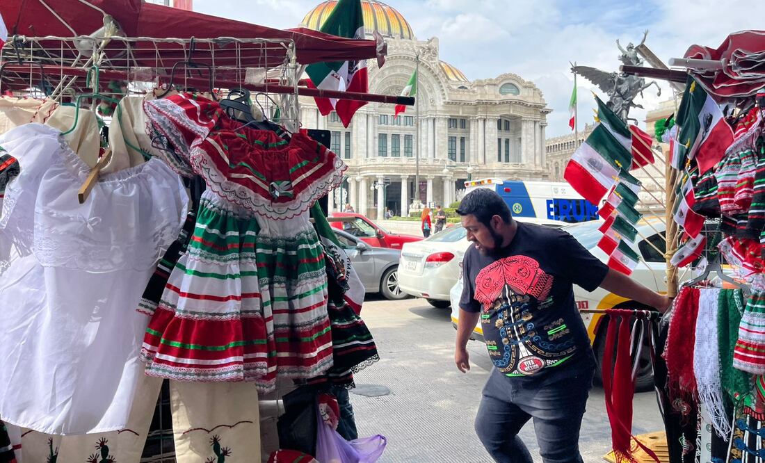 Decenas de comerciantes venden artículos patrios en el corredor de la Alameda Central al Zócalo capitalino. (Foto: Rafael García/ EL UNIVERSAL)