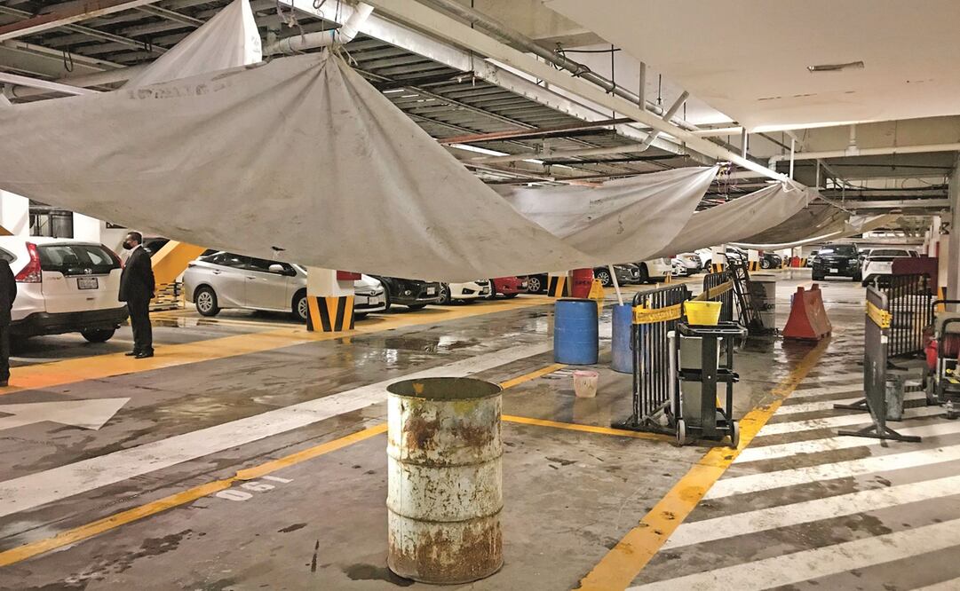 En el estacionamiento principal de la Cámara Baja, conocido como Basamento, autoridades del recinto colocaron lonas, tambos y cubetas para captar el agua que se filtra y así evitar encharcamientos. Fotos: Diego Simón. EL UNIVERSAL