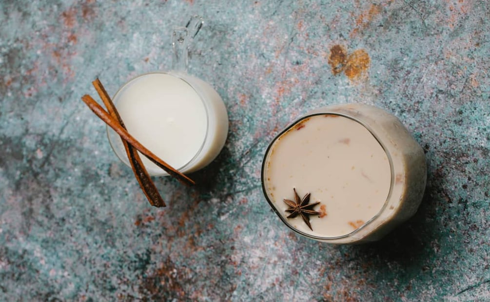 Entre más tiempo dejes remojando el arroz con la canela, más se desprenderán sus sabores. Foto: Pexels