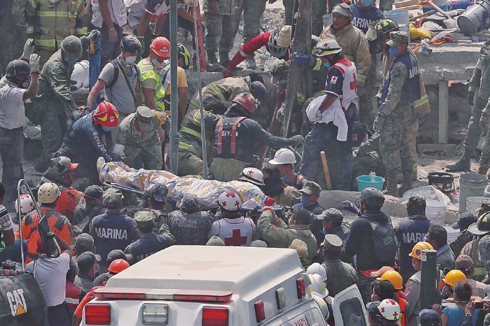 Rescatistas y personal militar sacan de entre los escombros a personas de los edificios colapsados de la colonia Condesa de la Ciudad de México (ALEJANDRO ACOSTA. EL UNIVERSAL)
