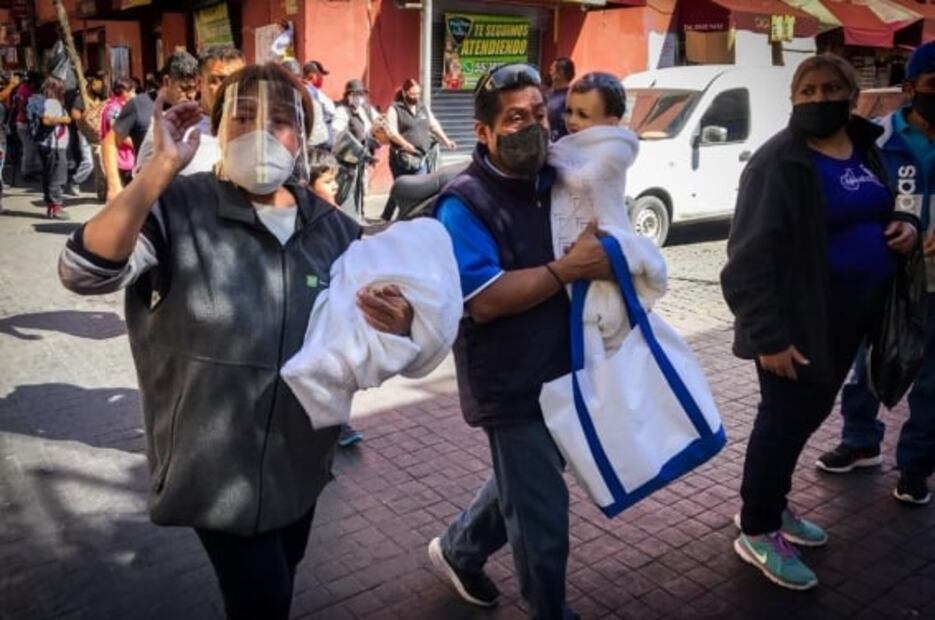 La fe en el Niño Dios, tamales en crisis y ropa de remate, entre las fotos de la semana