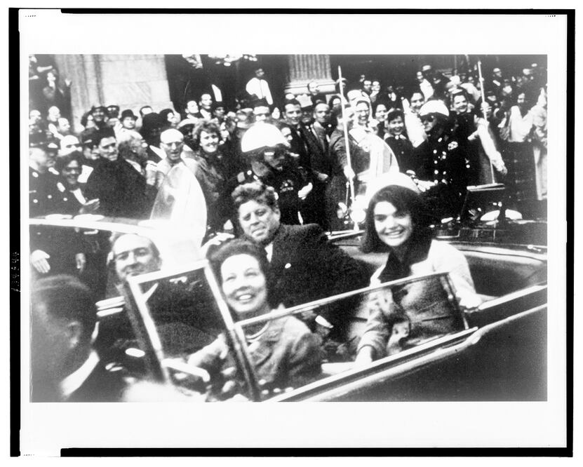 Fotografía cedida hoy por la Biblioteca del Congreso de Estados Unidos donde aparece el presidente John F. Kennedy y la primera dama Jacqueline Kennedy (atrás), mientras pasean en el auto presidencial acompañados por el gobernador de Texas, John Connally, y su esposa Nellie (adelante), el 22 de noviembre de 1963 en Dallas, Texas. Minutos después, Kennedy recibía dos balazos, uno de ellos mortal, en la cabeza. EFE